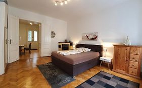 Gorgeous Viennese Apartment 10 Min To City Center